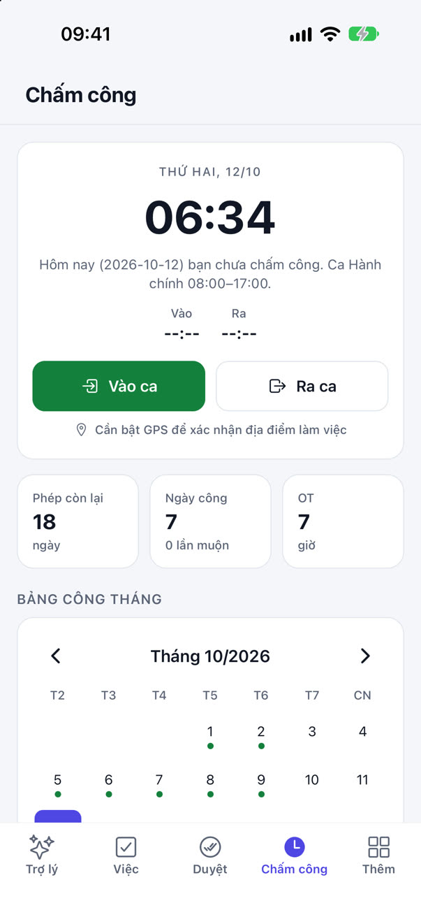 Màn Chấm công trên iPhone có nút Vào ca, Ra ca, phép còn lại và bảng công tháng